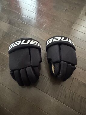 Yth Bauer Black Padded Hockey Gloves with White Logo